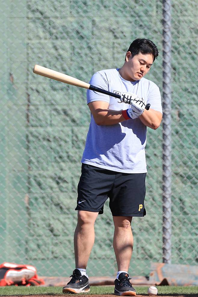 ▲ 지난해 미국프로야구 메이저리그(MLB) 뉴욕 메츠에서 방출된 최지만이 18일(현지시간) LG 트윈스 스프링캠프가 열리고 있는 미국 애리조나주 스코츠데일 인디언 스쿨 공원 야구장에서 LG 선수단과 타격 훈련하며 배팅 케이지에 들어가기에 앞서 배트를 휘둘러보고 있다. ⓒ연합뉴스