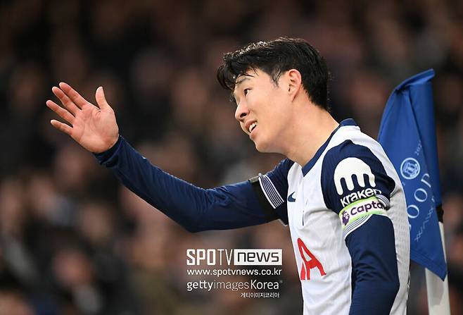 ▲ 이번 여름에도 같은 일이 반복될 가능성이 크지만, 상황은 과거와 다르다. 토트넘의 고민, 손흥민을 향한 비판, 그리고 사우디의 강한 러브콜까지. 모든 요소가 맞물리며 그의 이적 가능성을 한층 높이고 있다. 과연 손흥민은 남을 것인가, 떠날 것인가.