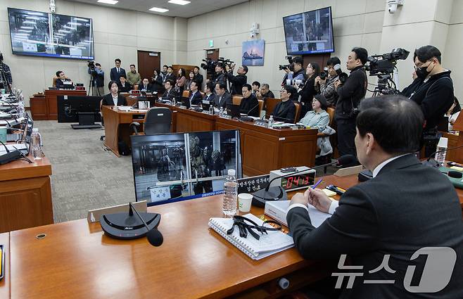 김선호 국방부 장관 직무대행이 21일 오전 서울 여의도 국회에서 열린 윤석열 정부의 비상계엄 선포를 통한 내란 혐의 진상규명 국정조사 제4차 청문회에서 박선원 더불어민주당 의원의 707특임부대가 휴대한 케이블타이 수갑 관련 질문을 듣고 있다. 2025.2.21/뉴스1 ⓒ News1 이재명 기자