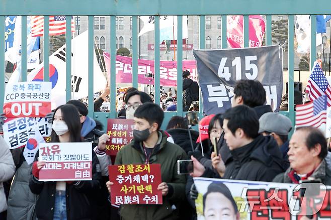 21일 오후 서울 성북구 고려대학교에서 윤석열 대통령에 대한 탄핵에 찬성하는 측 학생들과 반대하는 측 학생들이 교문을 사이에 두고 대치하며 맞불집회를 하고 있다. 2025.2.21/뉴스1 ⓒ News1 민경석 기자