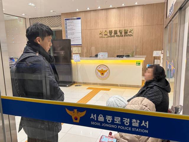 2025년 2월20일 새벽 서울 종로경찰서에서 집회신고를 마친 장아무개씨와 그의 동료가 한겨레21 취재팀과 이야기를 나누고 있다. 장지남 한겨레 피디