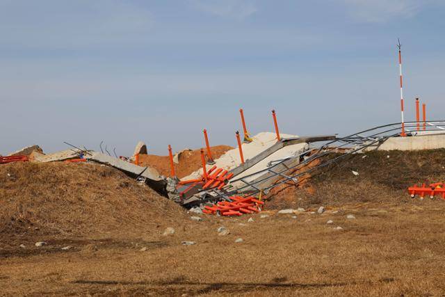 '12·29 제주항공 여객기 참사 희생자' 합동 추모식이 열린 지난달 18일 전남 무안국제공항 사고 현장 둔덕 위에 파손된 방위각 시설(로컬라이저)이 방치돼 있다. 무안=왕태석 선임기자