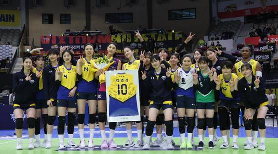 기념 촬영을 하는 김연경과 현대건설 선수들. 뉴스1