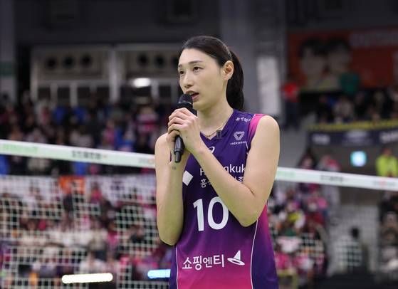 수원의 만원 관중에게 고별사를 건네는 김연경. 뉴스1