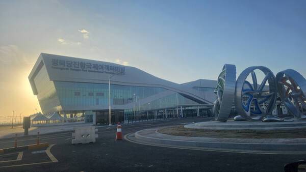 평택·당진항 국제여객터미널 전경. 윤동현기자