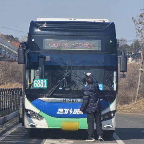 평택 안중역에서 평택·당진항 국제여객터미널로 오가는 6881번 버스. 윤동현기자