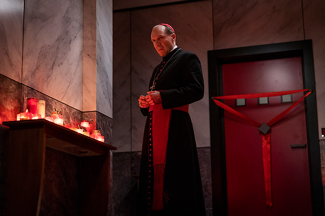 영화 ‘콘클라베’에서 토마스 로렌스 추기경을 연기한 배우 랄프 파인즈. 영화 스틸컷