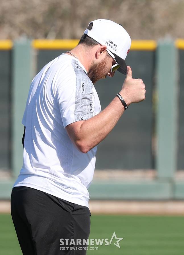 LG 트윈스 선수단이 20일 미국 애리조나주 스코츠데일 인디언스쿨파크 야구장에서 스프링캠프를 청백전으로 진행했다. 오스틴이 훈련을 마친 후 신민재에게 인사하고 있다. /사진=김진경 대기자