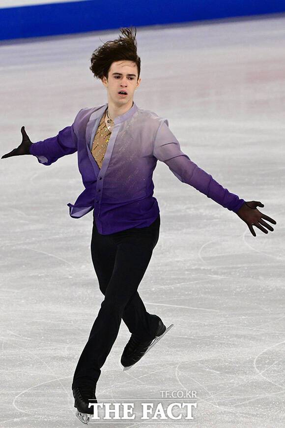 22일 서울 양천구 목동 아이스링크에서 열린 '2025 ISU(국제빙상연맹) 사대륙 피겨스케이팅 대회'에서 남자 피겨 프리스케이팅에 출전한 샤이도로프 미카일이 연기를 펼치고 있다. /남윤호 기자