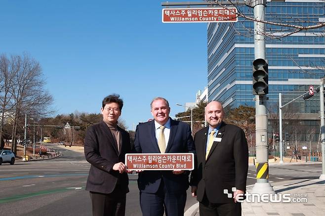 이상일 용인시장(왼쪽)이 21일 용인을 방문한 러스 볼즈 윌리엄슨 카운티 커미셔너, 드웨인 아리올라 테일러 시 시장과 함께 '윌리엄슨 카운티 대로' 도로 표지판이 설치된 삼성전자 기흥 캠퍼스 앞을 찾아 현장을 살펴보고 기념 촬영했다.