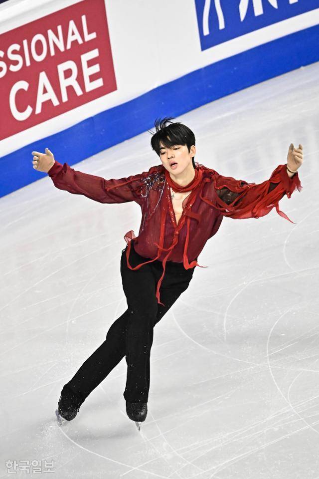 차준환이 2025 국제빙상경기연맹(ISU) 사대륙 피겨스케이팅 선수권대회 남자 싱글 프리 스케이팅에서 활주하고 있다.