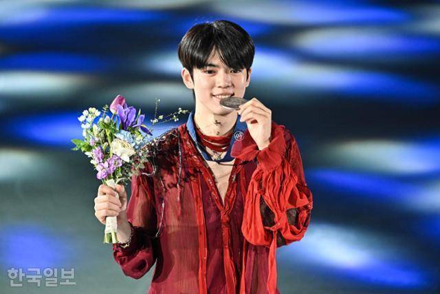 차준환이 은메달을 깨물며 기념 촬영을 하고 있다.