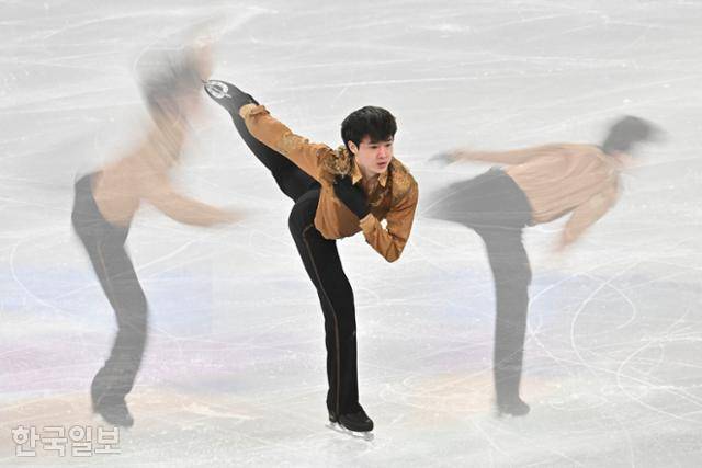 김현겸이 이날 열린 대회에서 남자 싱글 프리스케이팅 연기를 펼치고 있다. 프리스케이팅 연기를 연속으로 촬영해 합성했다.