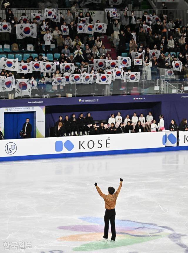 남자 싱글 프리 스케이팅 연기에서 시즌 최고 기록을 갈아치운 김현겸이 연기를 마친뒤 주먹을 불끈 쥐고 팬들에게 인사하고 있다.
