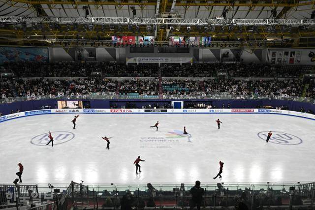 차준환이 목동아이스링크에서 열린 ISU 사대륙 피겨스케이팅 선수권대회에서 남자 싱글 프리스케이팅 연기를 펼치고 있다. 프리스케이팅 연기를 연속 촬영해 한 장으로 합성했다.