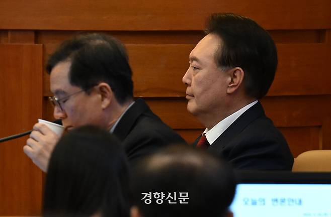 윤석열 대통령이 2월 20일 서울 종로구 헌법재판소에서 열린 탄핵심판 10차 변론에 출석해 있다. /사진공동취재단