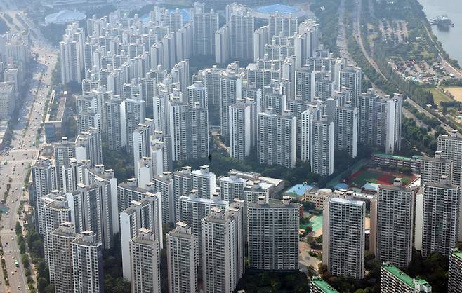 서울 송파구 롯데월드타워 서울스카이에서 바라존 아파트 단지. 뉴스1