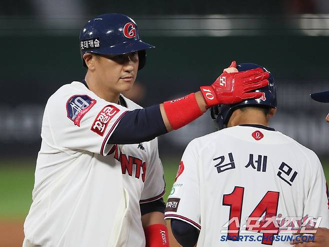 신인 시절 대선배 이대호의 격려를 받는 김세민. 스포츠조선DB