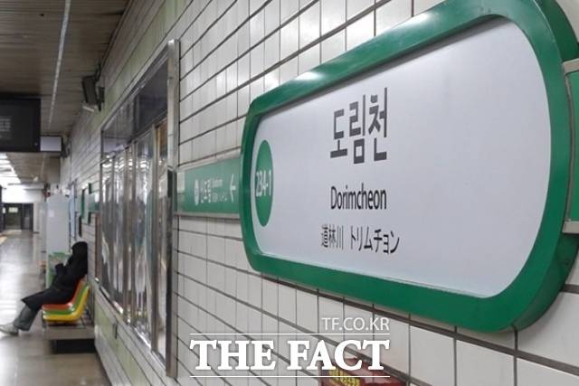 19일 오후 6시쯤 서울 지하철 2호선 신정지선 도림천역에서 시민 한 명이 열차를 기다리고 있다. /김민지 기자