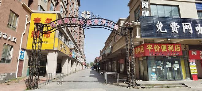 지난 2023년 4월 애플 아이폰을 생산하는 허난성 정저우 폭스콘 공장 주변의 한 아파트단지. 폭스콘이 인도 이전을 위해 직원들을 대거 해고하면서 아파트단지 주변 상가가 텅빈 모습이다. /시나닷컴