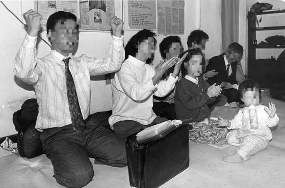 일가족 3대로 보이는 신도들이 1992년 10월 28일 밤 서울시내 한 종말론 교회에서 예배하고 있다. 중앙포토