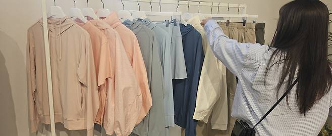 현장 관계자가 ‘윈드블럭 스탠드 블루종’ 제품 기능성을 소개하고 있다. 박윤희 기자