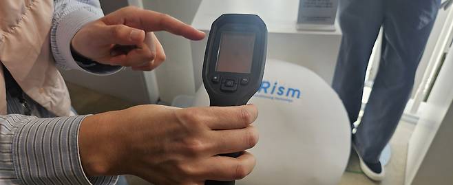 이날 체험존에서 유니클로 ‘에어리즘’ 접촉냉감 성능 테스트도 진행됐다. 에어리즘 웨어는 햇빛 아래서도 시원하고 쾌적한 착용감을 유지하는 기능을 갖췄다. 박윤희 기자