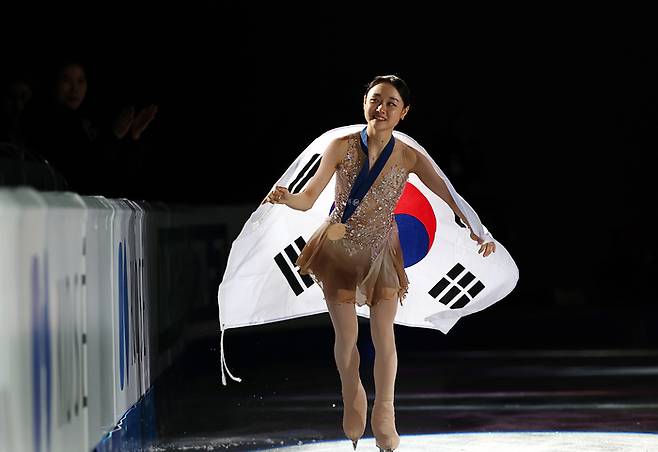23일 서울 목동 아이스링크에서 열린 2025 국제빙상경기연맹(ISU) 사대륙 피겨 선수권대회 여자 싱글 프리스케이팅에서 우승을 차지한 김채연이 시상식 후 경기장을 돌고 있다. 연합뉴스