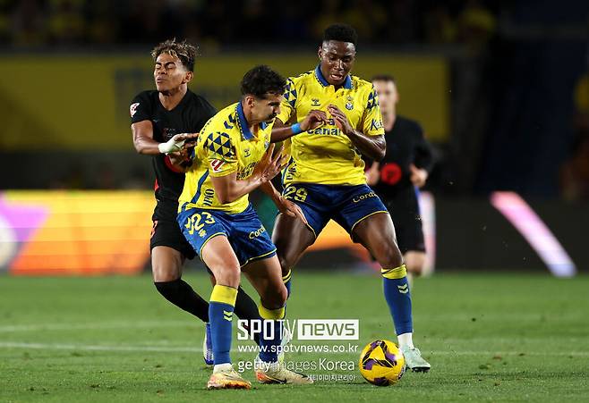 ▲ 바르셀로나 초신성 라민 야말은 라스 팔마스 원정 경기에서 왼발을 다쳤다. 에수고와 무뇨스 사이에서 압박을 당하다가 발을 밟혔다. 강한 충돌로 3명이 엉켜 넘어질 정도였다. 그러나 주심은 파울을 선언하지 않았다. 야말은 경기가 끝나고 피가 나는 왼발 사진을 보여주면서 분명한 반칙 상황이 있었다고 항변했다.