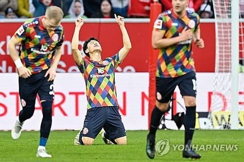 마인츠는 22일(한국시간) 독일 마인츠에 위치한 메바 아레나에서 열린 장크트파울리와의 2024-25시즌 분데스리가 23라운드 홈경기에서 2-0 승리를 거뒀다. 이날 벤치 명단에 포함된 이재성은 후반전 시작과 동시에 교체 투입됐다. 이재성은 후반 22분 결승골을 터트렸고 후반 추가시간에 추가골을 도우면서 1골 1도움을 올렸다. 연합뉴스