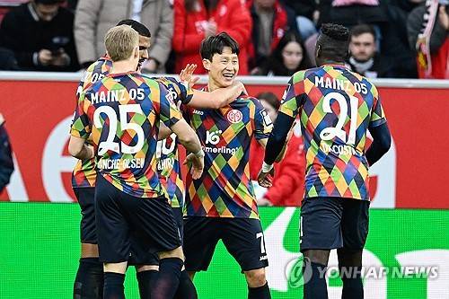 마인츠는 22일(한국시간) 독일 마인츠에 위치한 메바 아레나에서 열린 장크트파울리와의 2024-25시즌 분데스리가 23라운드 홈경기에서 2-0 승리를 거뒀다. 이날 벤치 명단에 포함된 이재성은 후반전 시작과 동시에 교체 투입됐다. 이재성은 후반 22분 결승골을 터트렸고 후반 추가시간에 추가골을 도우면서 1골 1도움을 올렸다. 연합뉴스