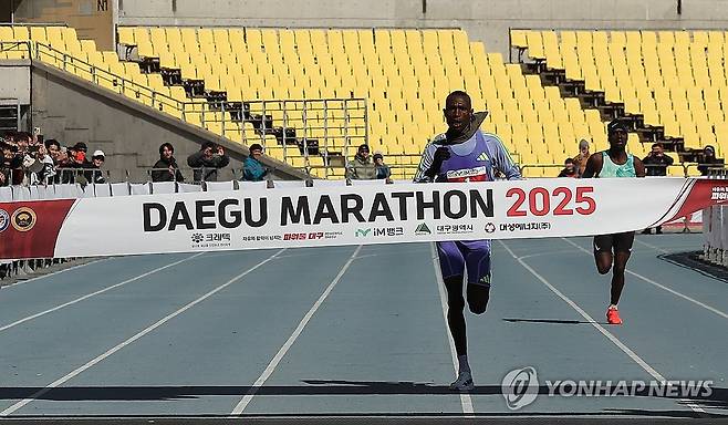 결승선 통과하는 게브리엘 제럴드 게이 (대구=연합뉴스) 황수빈 기자 = 게브리엘 제럴드 게이(탄자니아)가 23일 대구 도심에서 열린 '2025 대구마라톤대회' 엘리트 풀코스에 출전해 남자부 1위로 결승선을 통과하고 있다. 2025.2.23 hsb@yna.co.kr
