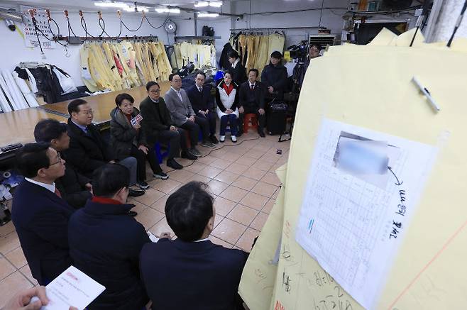 윤희숙 국민의힘 경제활력민생특별위원회 위원장이 24일 오후 서울시 종로구 창신동 케이대명에서 열린 경제활력민생특별위원회 영세 사업장 방문 및 현장간담회에서 인사말을 하고 있다. (사진 = 뉴시스)