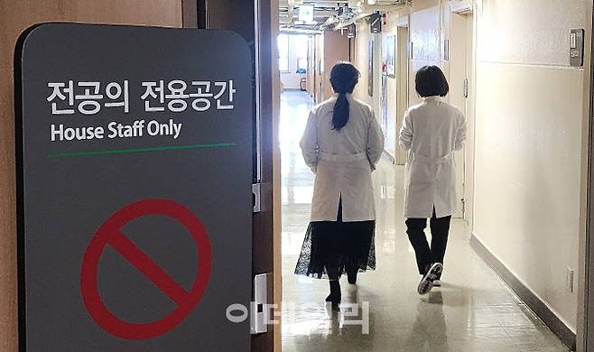 서울의 한 대학 병원 전공의 전용공간에 전공의들이 들어가고 있다.(사진=방인권 기자)