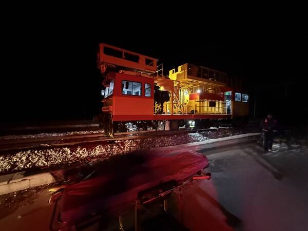 지난 16일 오후 9시22분 경 강원 삼척시 동해선 근덕역에서 30대 근로자가 모터카 아래 신호장치를 점검하던 중 끼임 사고로 사망했다. ⓒ강원 소방본부 제공. 연합뉴스