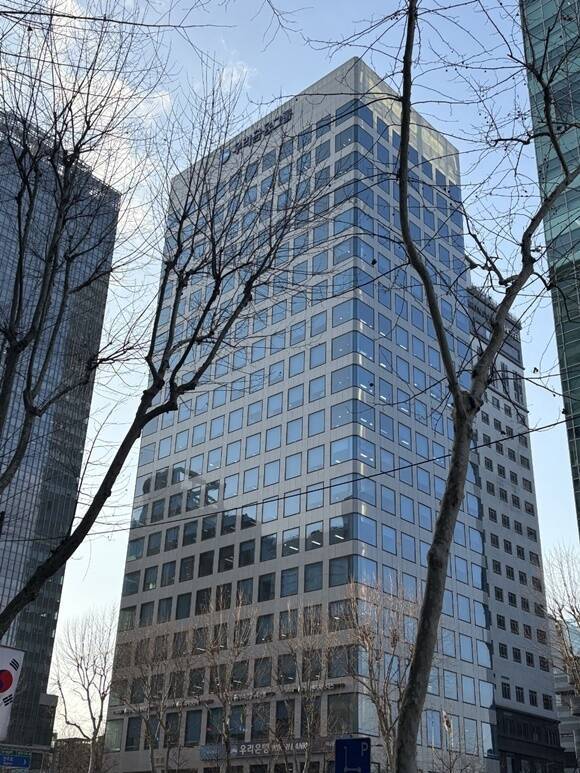 우리자산신탁이 책임준공형으로 수탁한 '충남 아산 탕정 지식산업센터'의 부실을 떠안게 된 가운데 수분양자들은 신탁사의 업무해태 및 도덕적 해이로 인한 의무 미이행으로 사업자와 분양계약자들의 피해가 불어나고 있다고 주장한다. /우리자산신탁