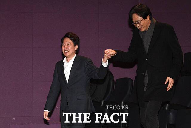 손 잡고 시사회에 참석하는 이준석 의원(왼쪽)과 이종은 감독.