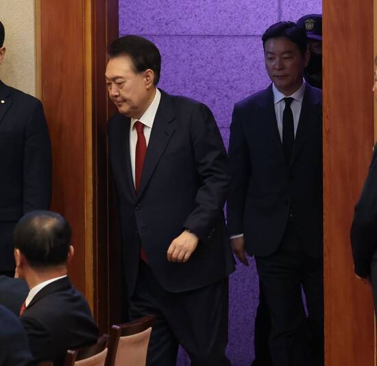 지난 20일 탄핵 재판에 출석하고 있는 윤석열 대통령을 김성훈 대통령경호처 차장이 수행하고 있다. 사진공동취재단