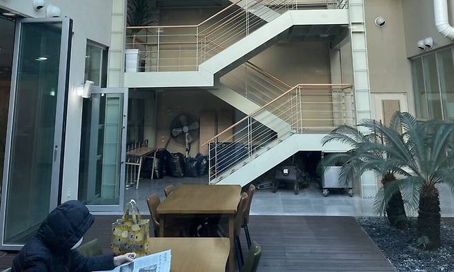 고창타워 내 휴게공간에서 입주민이 신문을 보고 있다. 황보연 기자