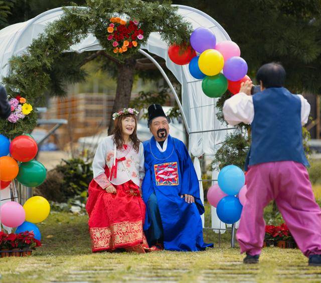 경기 가평군 설악면 묵안1·2리 주민들이 함께 진행하는 '전통혼례' 이벤트에서 한 부부가 기념 촬영을 하고 있다. 초롱이둥지마을 제공