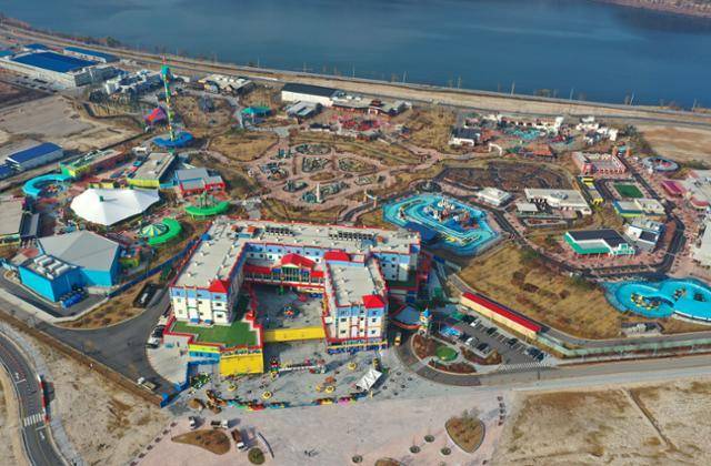 춘천 하중도에 들어선 레고랜드 리조트. 강원도는 레고랜드를 비롯한 하중도 개발을 맡은 특수목적법인인 강원중도개발공사(GJC)를 강원개발공사에 합병하는 대안을 검토 중이다. 연합뉴스