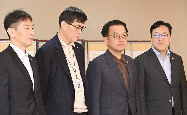 이른바 'F4' 회의로 불리는 거시경제금융현안간담회. 왼쪽부터 이복현 금융감독원장, 이창용 한국은행 총재, 최상목 대통령 권한대행 부총리 겸 기획재정부 장관, 김병환 금융위원장. 연합뉴스