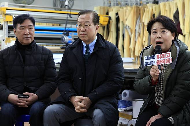 윤희숙 국민의힘 경제활력민생특별위원회 위원장(오른쪽)이 2월24일 서울 종로구 창신동의 한 봉제 업체에서 열린 경제활력민생특별위원회 영세 사업장 방문 및 현장간담회에서 발언하고 있다. ⓒ연합뉴스