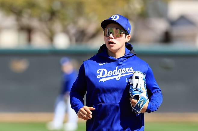 ▲ 미국프로야구 메이저리그(MLB) 첫 시즌을 준비하는 로스앤젤레스 다저스 김혜성이 19일(현지시간) 다저스 스프링캠프가 열리고 있는 미국 애리조나주 글렌데일 캐멀백 랜치에서 타격 훈련하기 위해 이동하고 있다. ⓒ연합뉴스