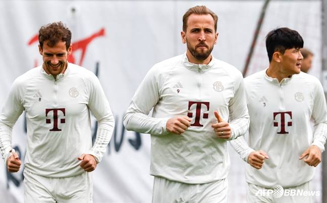 몸을 풀고 있는 조슈아 키미히(왼쪽부터), 해리 케인, 김민재. /AFPBBNews=뉴스1