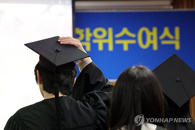 학사모 쓴 졸업생 (광주=연합뉴스) 김혜인 기자 = 지난 19일 광주 동구 조선대학교 의과대학 한마음홀에서 열린 2024학년도 의과대학 및 의과전문대학원 학위수여식에서 졸업생이 학사모를 가다듬고 있다. 2025.2.24 in@yna.co.kr