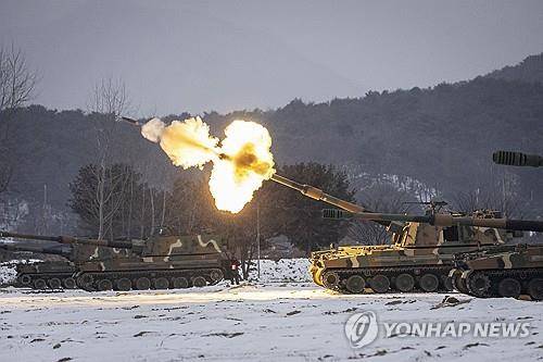 '맹호의 불꽃' K9A1 포탄사격 (철원=연합뉴스) 임병식 기자 = 16일 강원도 철원군에서 실시된 육군 수도기계화보병사단(수기사) 혹한기 전술훈련에서 K9A1 자주포가 포탄을 발사하고 있다. 2025.1.16 andphotodo@yna.co.kr