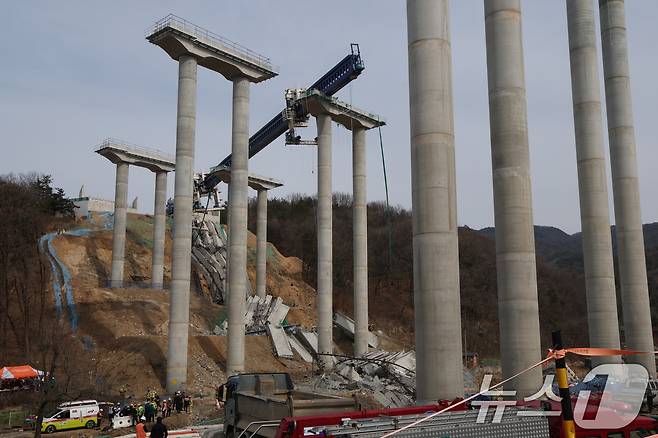 소방대원들이 25일 경기 안성시 서운면 산평리 서울세종고속도로 공사장 교량 붕괴 사고현장에서 구조작업을 펼치고 있다. 2025.2.25/뉴스1 ⓒ News1 김영운 기자