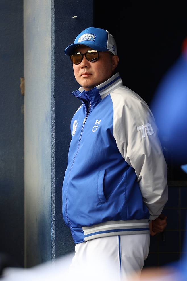 삼성 박진만 감독이 19일 일본 오키나와 온나손 아카마 구장에서 열린 2025 스프링캠프 연습경기 주니치전을 지켜보고 있다. 사진 | 삼성 라이온즈