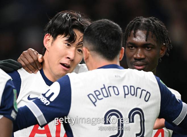 토트넘 손흥민이 20일 토트넘 홋스퍼 스타디움에서 끝난 맨유와의 2024~25 EFL컵 8강전에서 코너킥으로 팀의 4번째 골을 터뜨린 뒤 포로와 함께 환호하고 있다. 사진=게티이미지